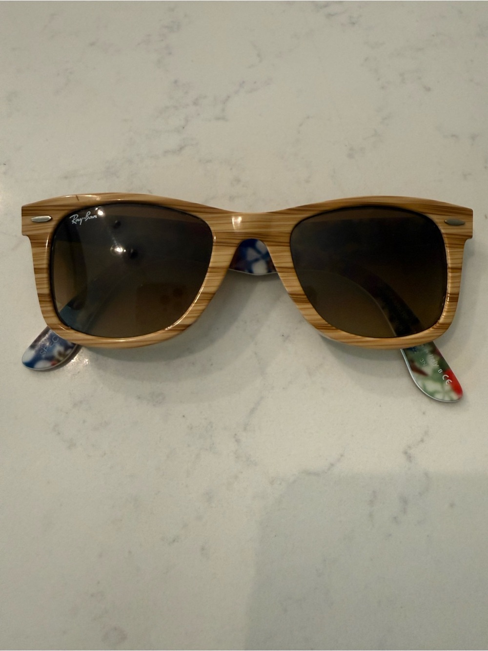Ladies or Men’s Ray-Ban Tan Wood-Effect Wayfarer Sunglasses with Dark Lenses